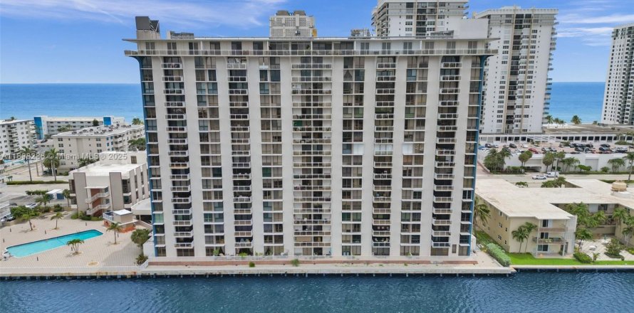 Кондоминиум с 1 спальней в Холливуд, Флорида № 1949462