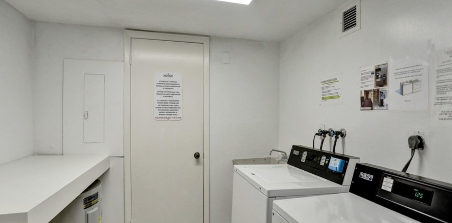 Condominio en Hallandale Beach, Florida, 2 dormitorios № 1073635