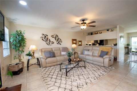 Touwnhouse à vendre à Tampa, Floride: 2 chambres, 122.07 m2 № 1903098 - photo 2