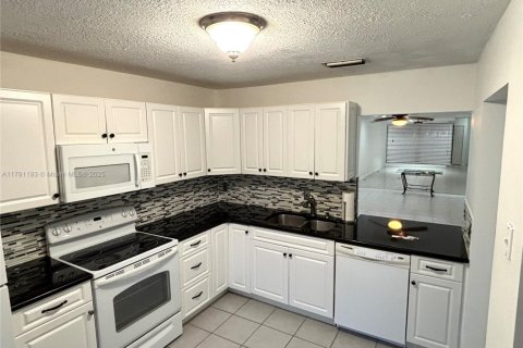 House in Royal Palm Beach, Florida 3 bedrooms, 120.59 sq.m. № 1732146 - photo 10
