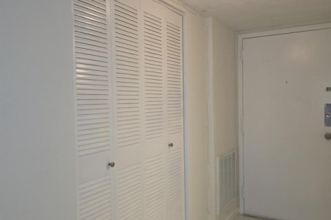 Condo in West Palm Beach, Florida, 1 bedroom № 2382897 - photo 3