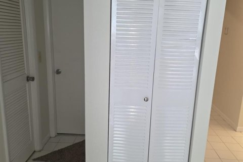 Condo in West Palm Beach, Florida, 1 bedroom № 2382897 - photo 14