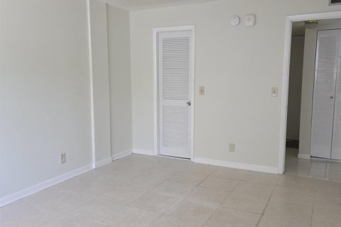 Condo in West Palm Beach, Florida, 1 bedroom № 2382897 - photo 11