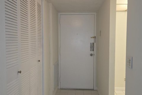 Condo in West Palm Beach, Florida, 1 bedroom № 2382897 - photo 4