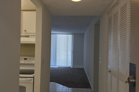 Condo in West Palm Beach, Florida, 1 bedroom № 2382897 - photo 8