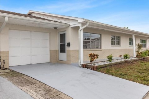 Condominio en New Port Richey, Florida, 2 dormitorios  № 2303336
