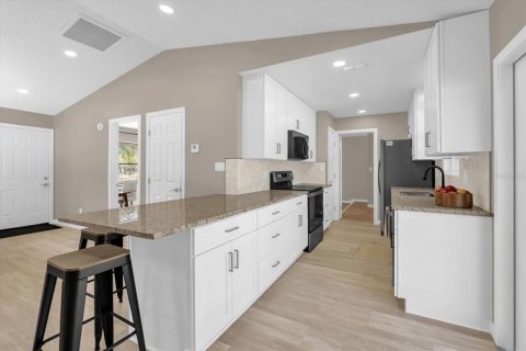 House in Cocoa, Florida 3 bedrooms, 111.48 sq.m. № 2215879 - photo 6