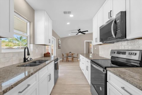 House in Cocoa, Florida 3 bedrooms, 111.48 sq.m. № 2215879 - photo 10