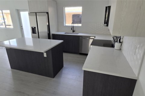 Casa en venta en Miami, Florida, 4 dormitorios, 151.9 m2 № 1927852 - foto 5