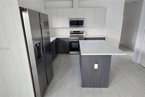 Casa en venta en Miami, Florida, 4 dormitorios, 151.9 m2 № 1927852 - foto 4
