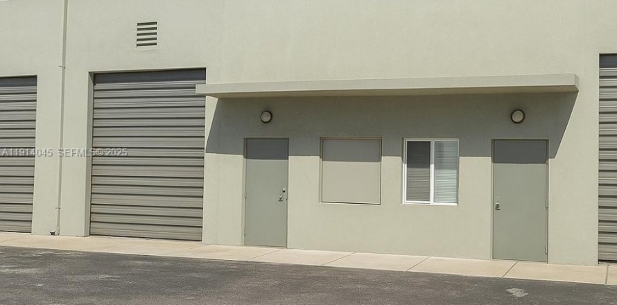 Propiedad comercial en Miami, Florida № 1982707