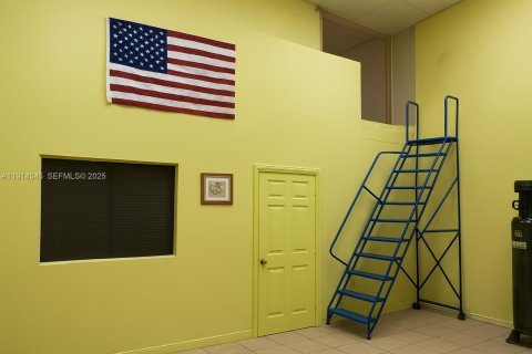 Propiedad comercial en venta en Miami, Florida № 1982707 - foto 3