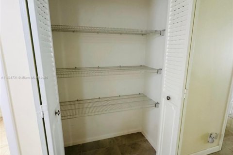 Снять в аренду кондоминиум в Холливуд, Флорида 1 спальня, 65.96м2, № 1859119 - фото 6