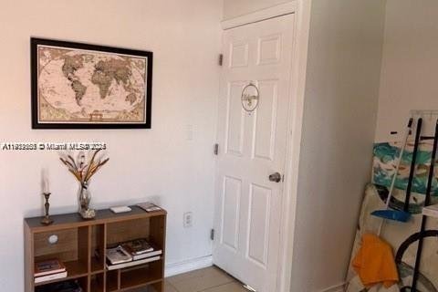 Casa en venta en Miami, Florida, 5 dormitorios, 159.42 m2 № 1968683 - foto 29