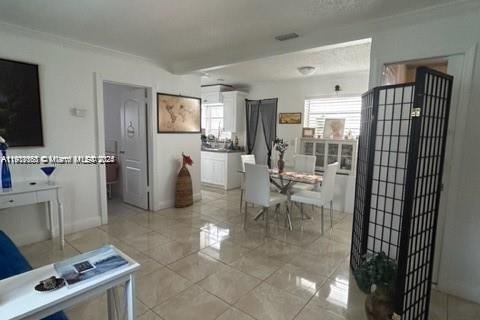 Casa en venta en Miami, Florida, 5 dormitorios, 159.42 m2 № 1968683 - foto 9