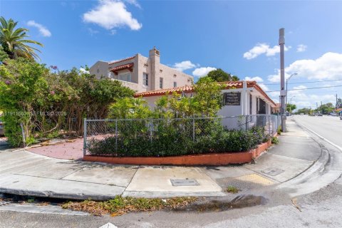 House in Miami, Florida 5 bedrooms, 159.42 sq.m. № 1968683 - photo 30