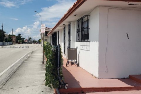 Casa en venta en Miami, Florida, 5 dormitorios, 159.42 m2 № 1968683 - foto 2