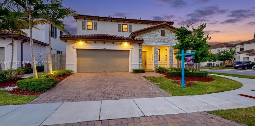 House in Homestead, Florida 5 bedrooms, 224.64 sq.m. № 2069597