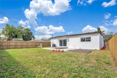 Casa en venta en Dania Beach, Florida, 4 dormitorios, 143.16 m2 № 2030440 - foto 21