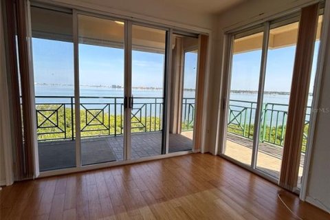 Снять в аренду кондоминиум в Сент-Питерсберг, Флорида 3 комнаты, 166.95м2, № 1724922 - фото 5