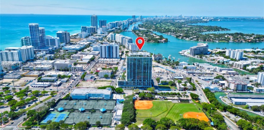 Condominio en Miami Beach, Florida, 2 dormitorios  № 2055878