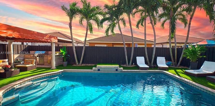 Villa ou maison à Cutler Bay, Floride 4 chambres, 178.28 m2 № 2051519