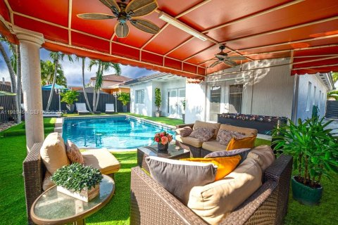 Villa ou maison à louer à Cutler Bay, Floride: 4 chambres, 178.28 m2 № 2051519 - photo 4