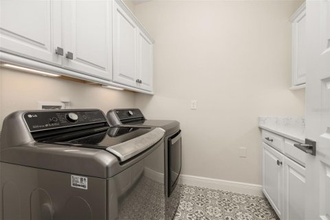 House in Winter Garden, Florida 5 bedrooms, 363.25 sq.m. № 1908616 - photo 19