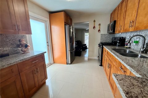 House in Hialeah, Florida 2 bedrooms, 100.33 sq.m. № 1954657 - photo 18