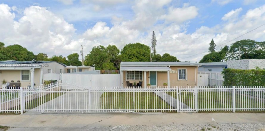 House in Hialeah, Florida 2 bedrooms, 100.33 sq.m. № 1954657
