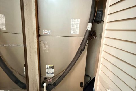 House in Hialeah, Florida 2 bedrooms, 100.33 sq.m. № 1954657 - photo 14