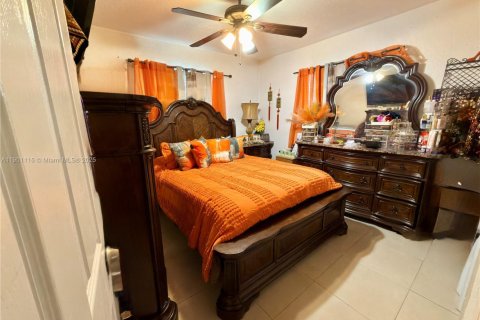 House in Hialeah, Florida 2 bedrooms, 100.33 sq.m. № 1954657 - photo 4
