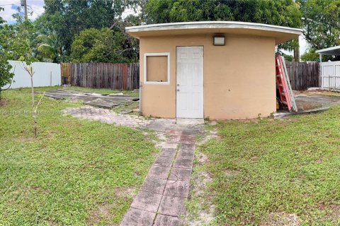 House in Hialeah, Florida 2 bedrooms, 100.33 sq.m. № 1954657 - photo 11