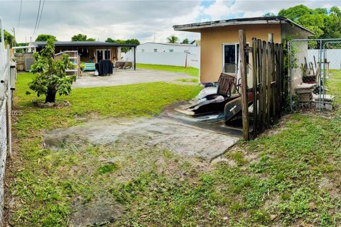 House in Hialeah, Florida 2 bedrooms, 100.33 sq.m. № 1954657 - photo 12