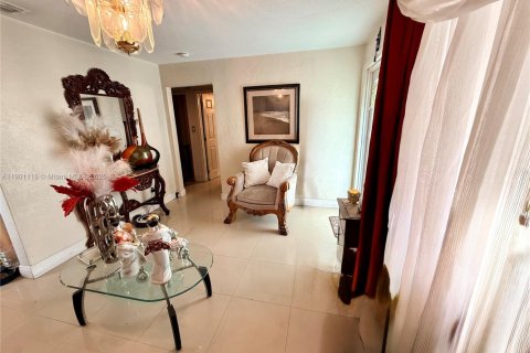 House in Hialeah, Florida 2 bedrooms, 100.33 sq.m. № 1954657 - photo 15