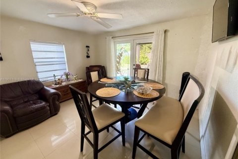House in Hialeah, Florida 2 bedrooms, 100.33 sq.m. № 1954657 - photo 3