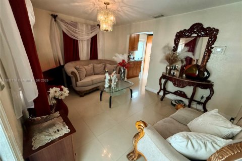 House in Hialeah, Florida 2 bedrooms, 100.33 sq.m. № 1954657 - photo 16