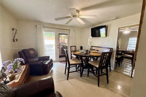 House in Hialeah, Florida 2 bedrooms, 100.33 sq.m. № 1954657 - photo 2