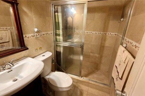 House in Hialeah, Florida 2 bedrooms, 100.33 sq.m. № 1954657 - photo 6