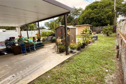 House in Hialeah, Florida 2 bedrooms, 100.33 sq.m. № 1954657 - photo 13
