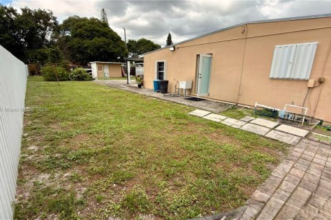House in Hialeah, Florida 2 bedrooms, 100.33 sq.m. № 1954657 - photo 9