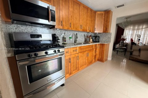 House in Hialeah, Florida 2 bedrooms, 100.33 sq.m. № 1954657 - photo 17