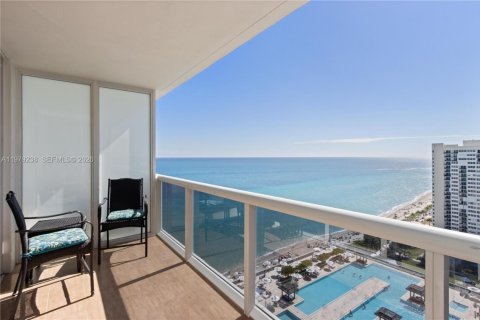 Condo in Hallandale Beach, Florida, 1 bedroom  № 2052915 - photo 11