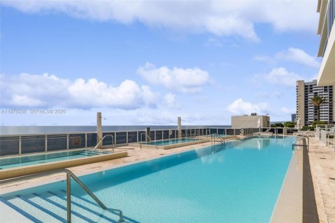 Condo in Hallandale Beach, Florida, 1 bedroom  № 2052915 - photo 21