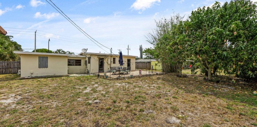 House in Pompano Beach, Florida 3 bedrooms, 97.92 sq.m. № 1179731