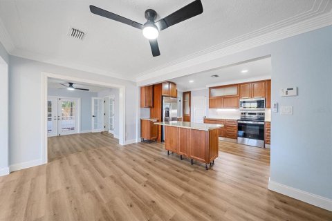 House in Sarasota, Florida 4 bedrooms, 173.63 sq.m. № 2416578 - photo 4