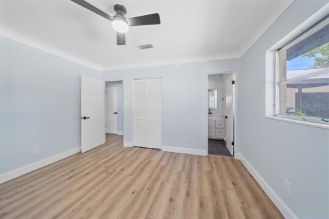 House in Sarasota, Florida 4 bedrooms, 173.63 sq.m. № 2416578 - photo 30