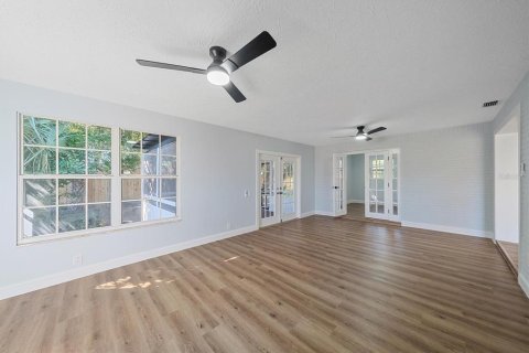 House in Sarasota, Florida 4 bedrooms, 173.63 sq.m. № 2416578 - photo 3