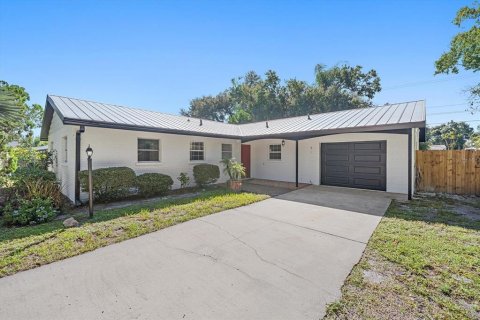 House in Sarasota, Florida 4 bedrooms, 173.63 sq.m. № 2416578 - photo 2