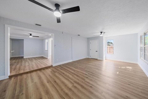 House in Sarasota, Florida 4 bedrooms, 173.63 sq.m. № 2416578 - photo 23